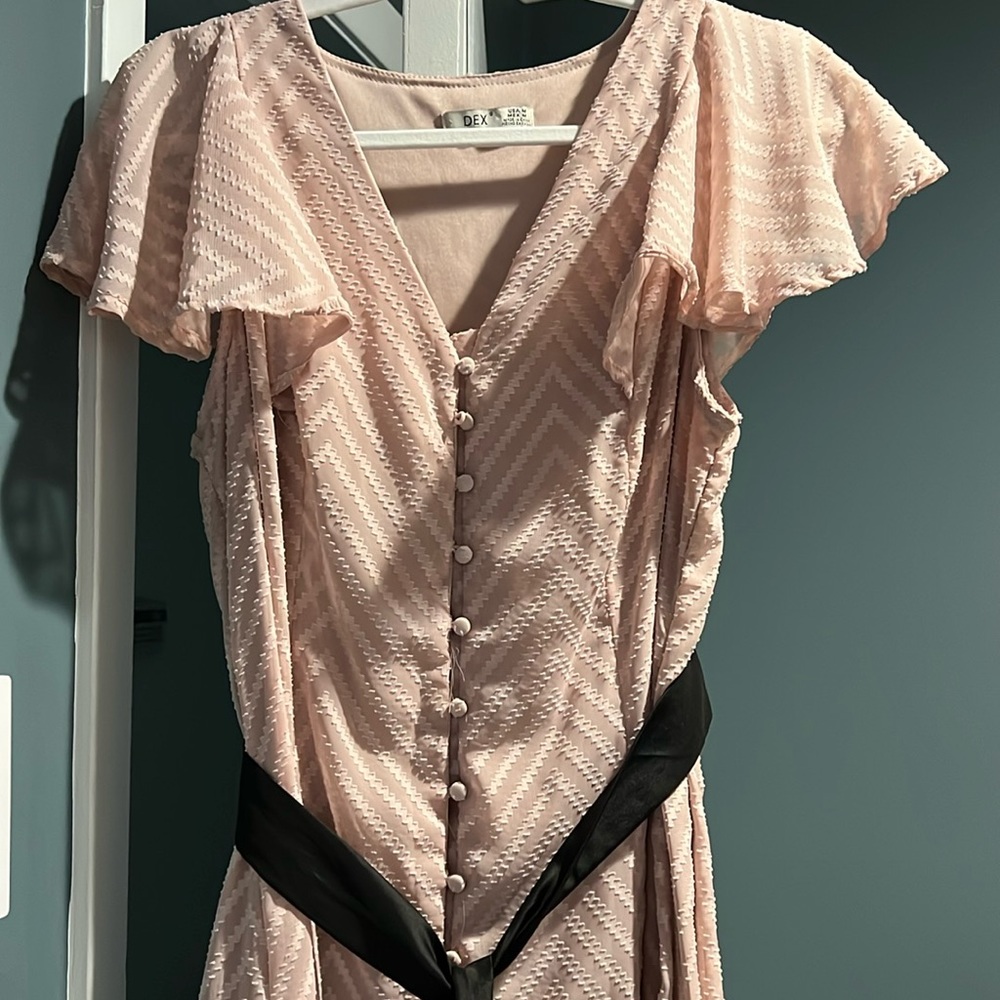 BEAUTIFUL Dress, flowy pink design, black satin belt, cinched in back. Size M - Picture 2 of 11